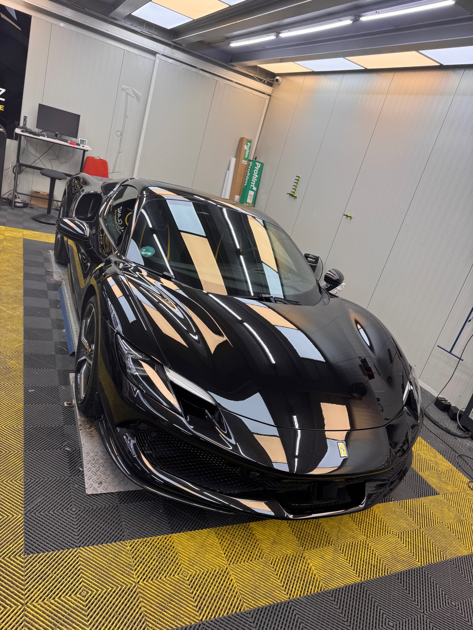 Ferrari 296 in Schwarz mit Lackschutzfolie und Keramikversiegelung von Royal Glanz