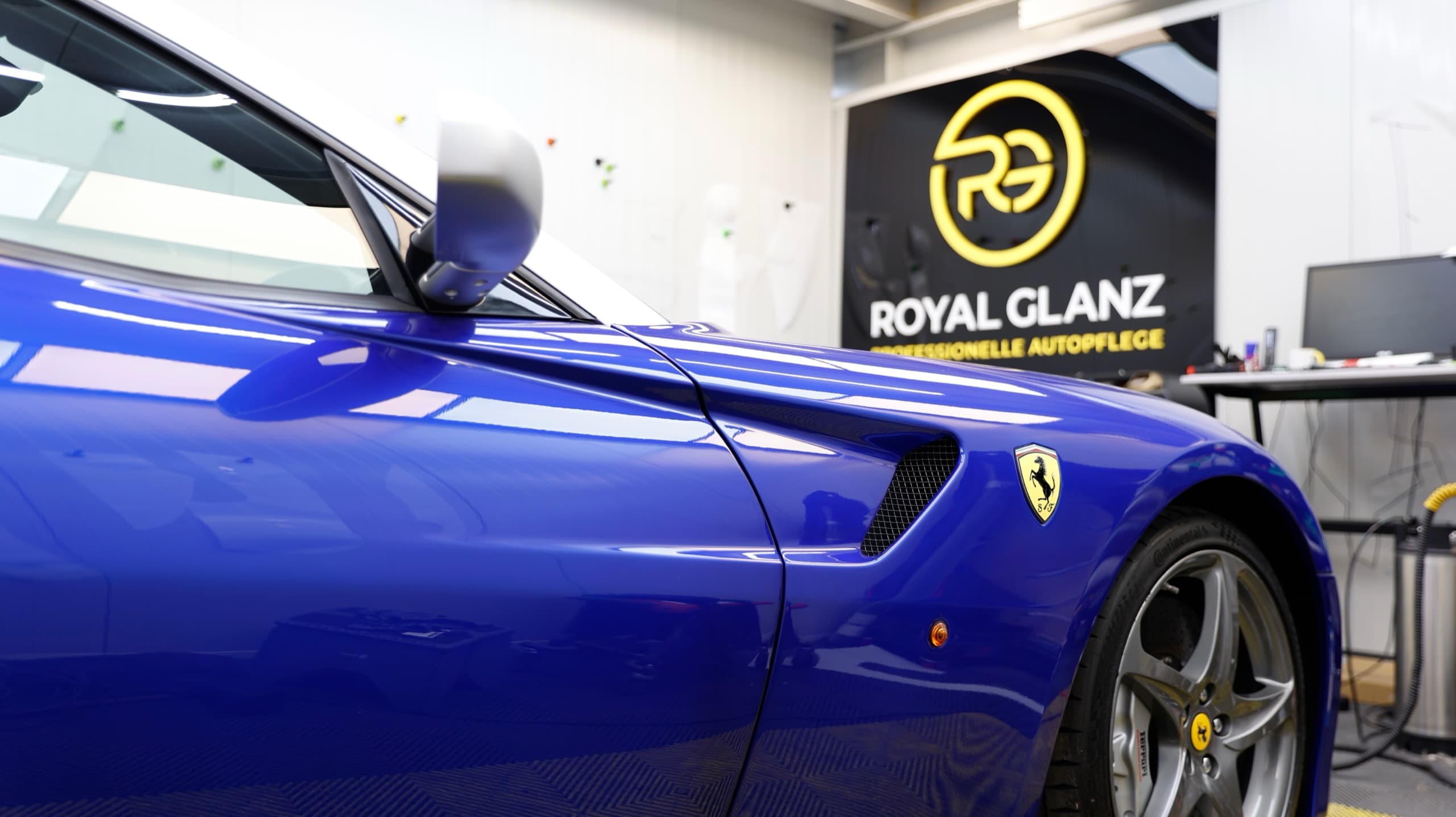 Ferrari in Blau mit Keramikversiegelung