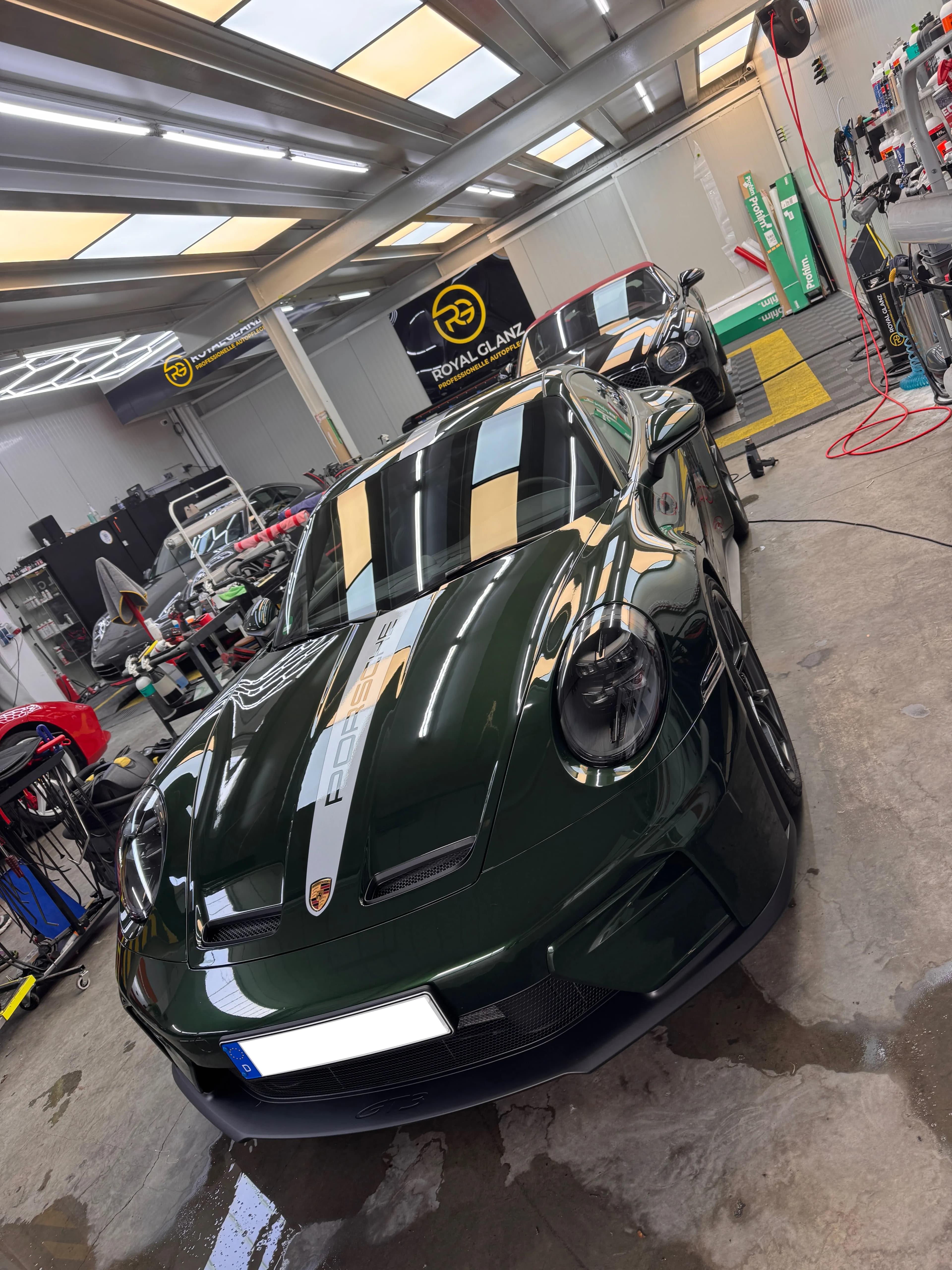 Porsche 911 GT3 mit Goldstreifen